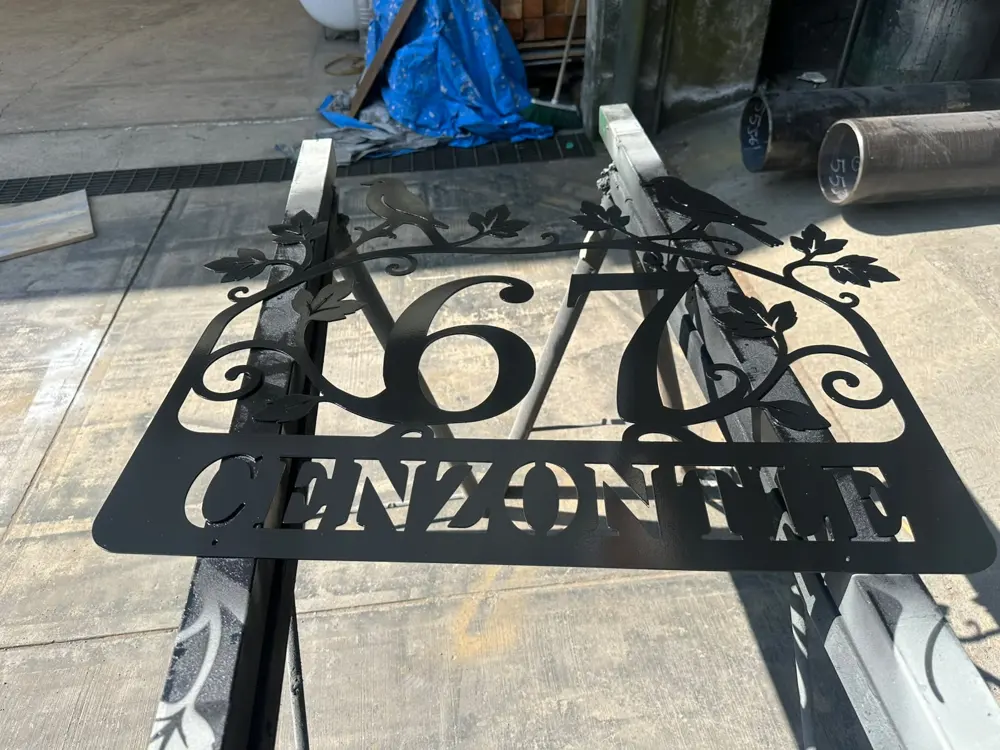 Número de casa decorativo en acero